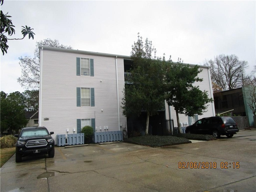 LOVELY 1 BEDROOM, 1 BATH CONDO PRICED TO SELL.