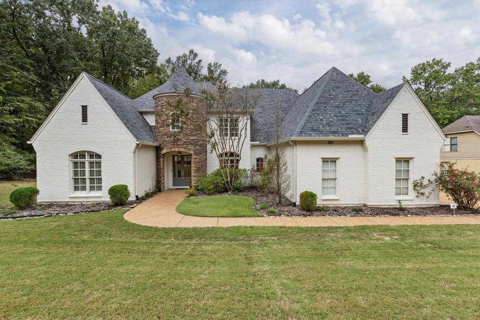 The Castle on Old Riverdale – the quiet tree-lined