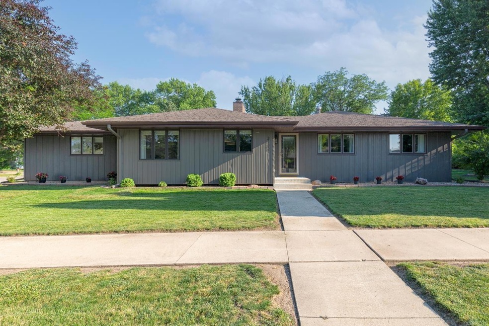 2122 Crescent Dr, Cedar Falls, IA 50613 - photo 1