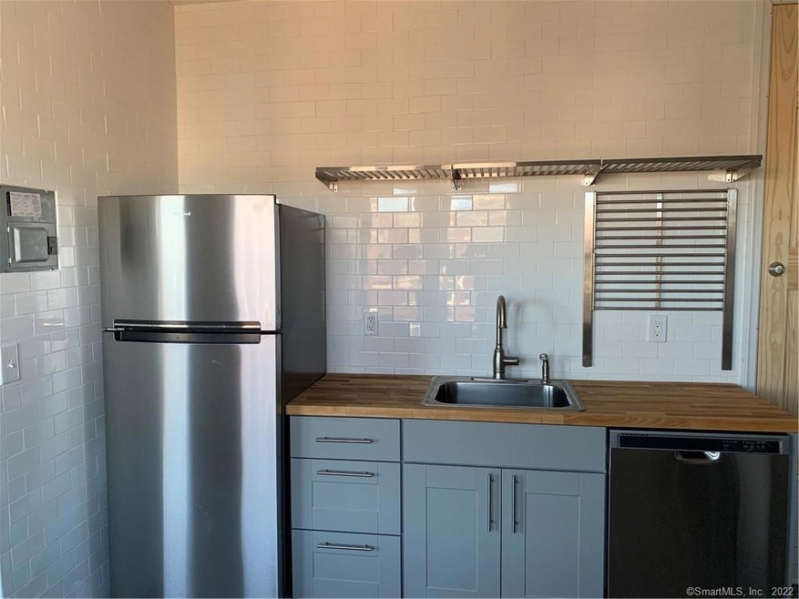 2744 Fairfield Ave unit 4, Bridgeport, CT 06605 - photo 1