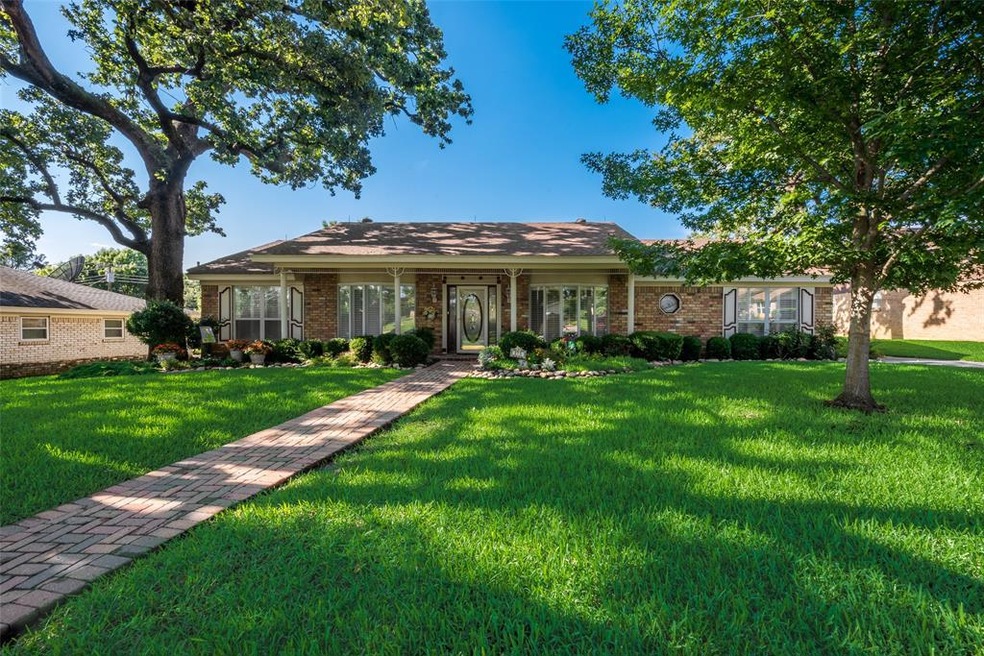 173 Shady Lake Dr, Hurst, TX 76054 - photo 1