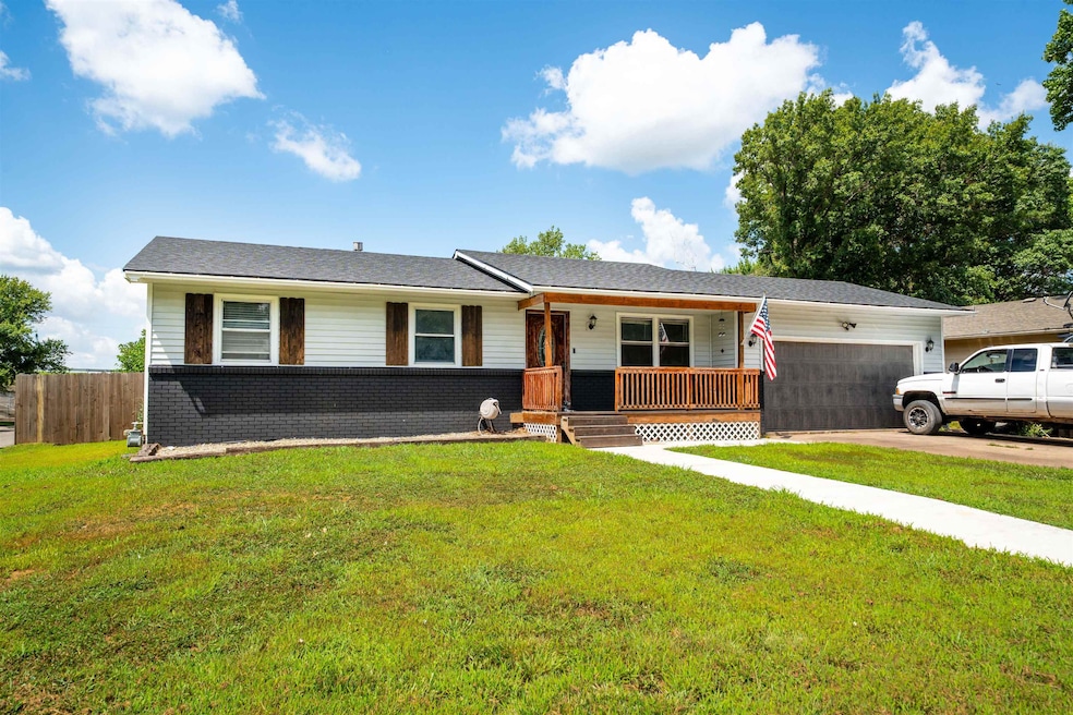 1401 Mundell Dr, Mulvane, KS 67110 - photo 1