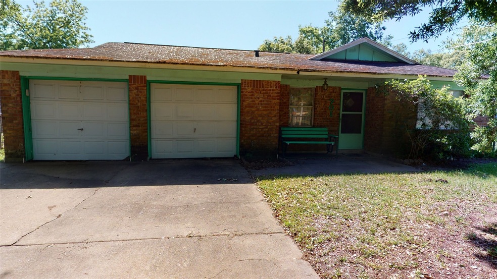 701 Circle Way, Alvin, TX 77511 - photo 1