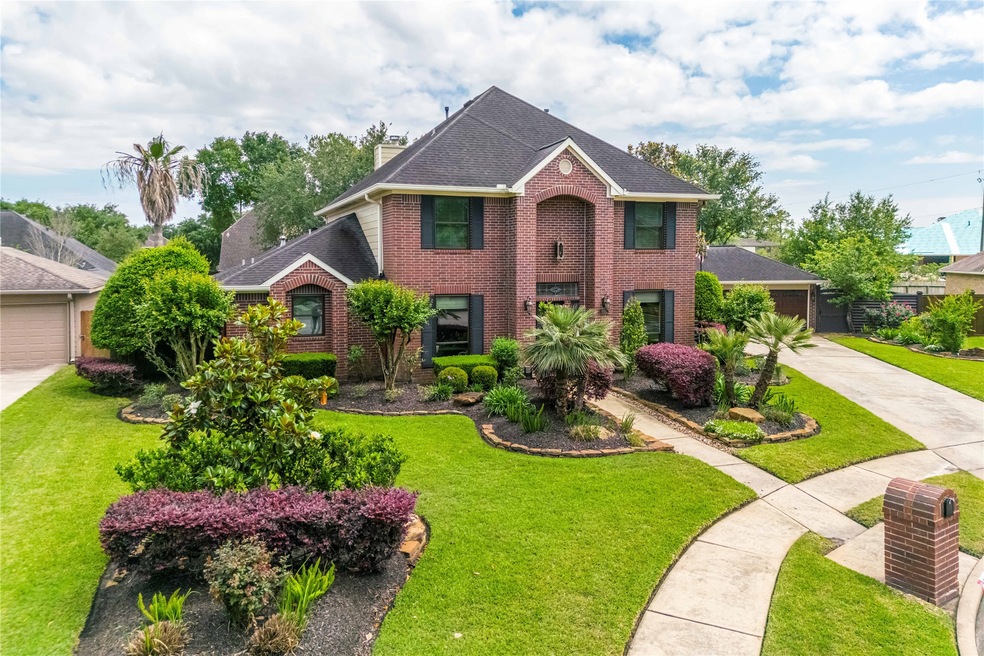 Beautiful, Pristine and Manicured to a Tee !!!