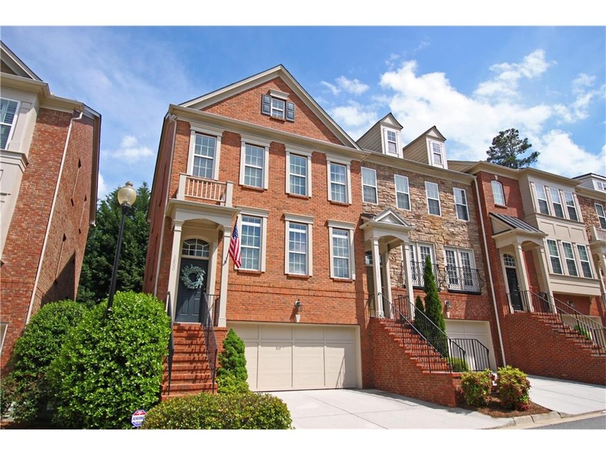 Bright and Sunny End Unit in Fantastic Location of