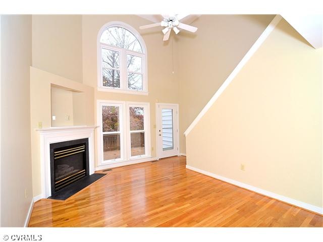 Den/Family/Great Room - Tall Cathedral Ceilings, G