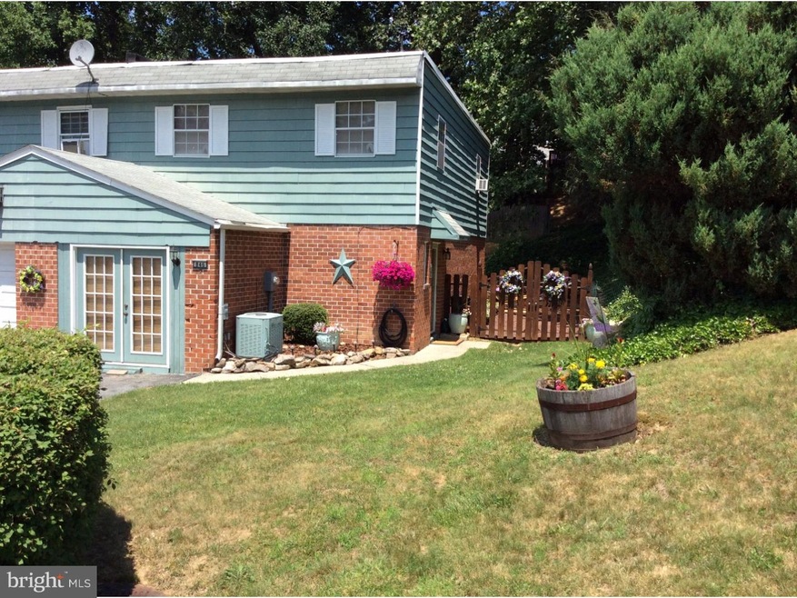 846 Rabbit Ln, Reading, PA 19606 - photo 1