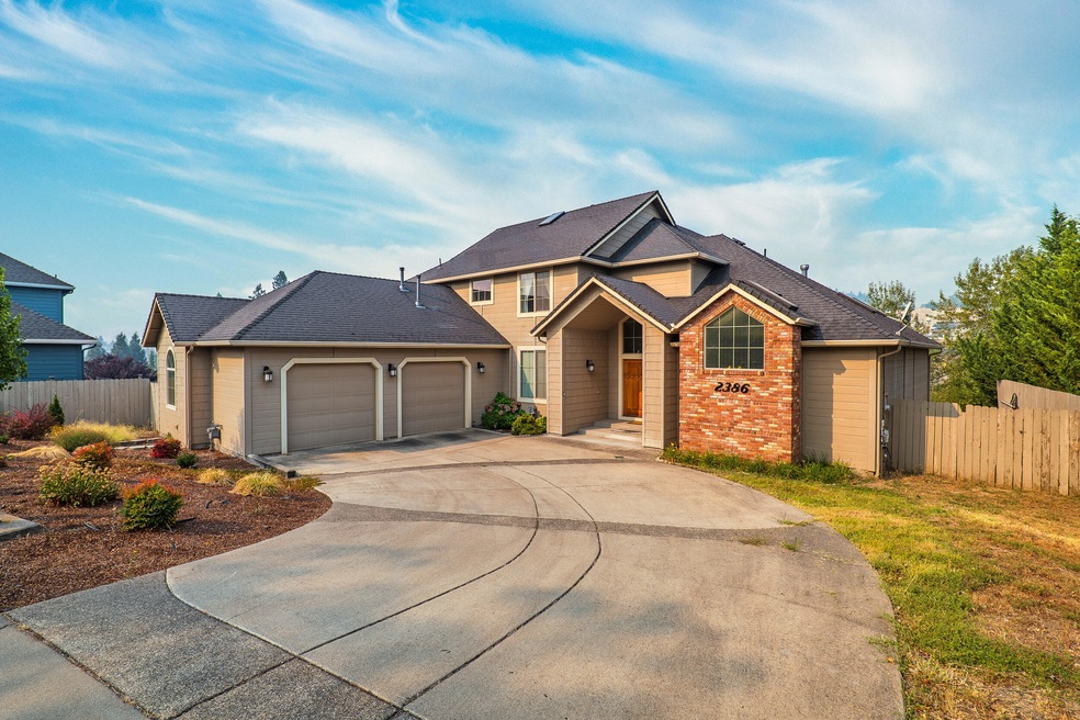 2386 Robertson Crest