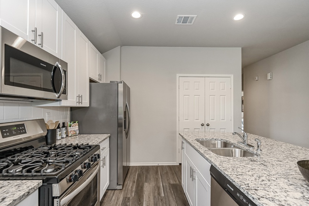 258 Cumberland Forest Dr, Magnolia, TX 77354 - photo 1