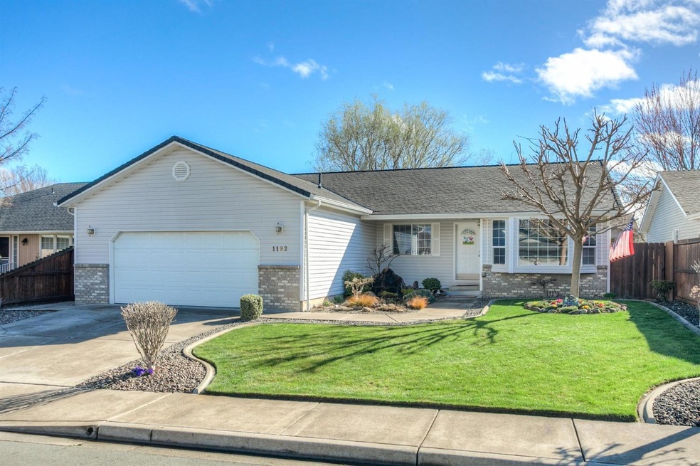 1182 White Chapel Dr, Central Point, OR 97502 - photo 1