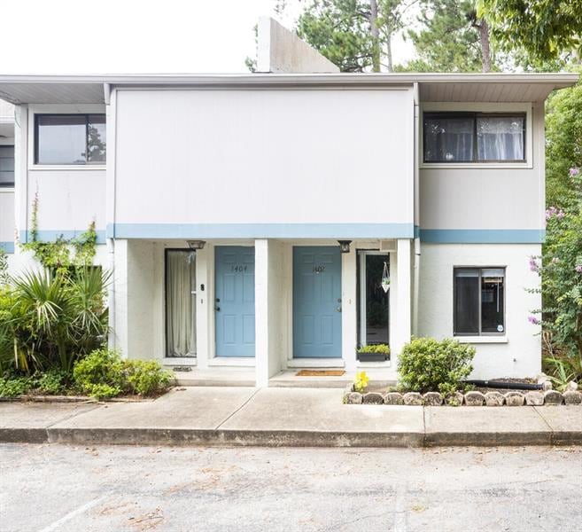 End Unit Overlooking Pool!