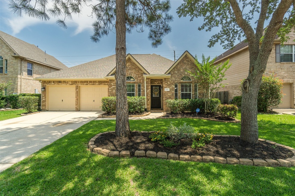 Charming 3/2/2 1 story Brighton home in the highly sought community of Pine Hollow/Pearland!