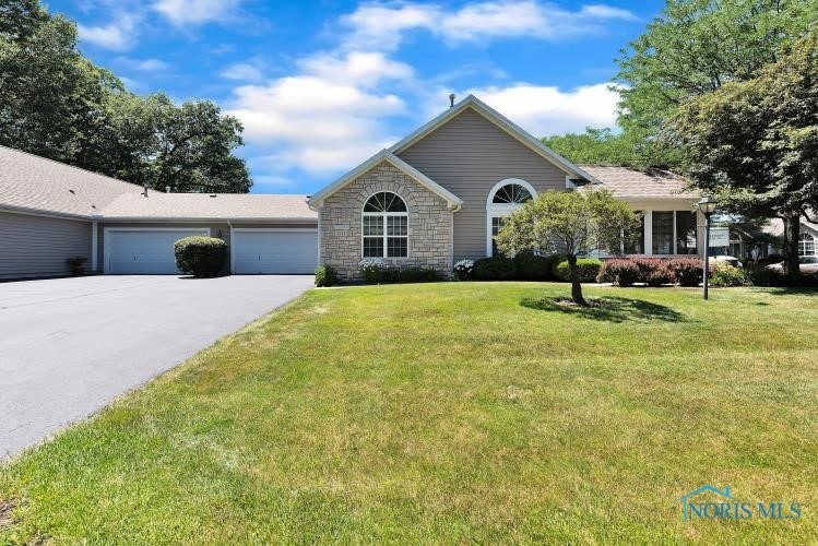 Welcome to 2253 Oaks Edge Drive!