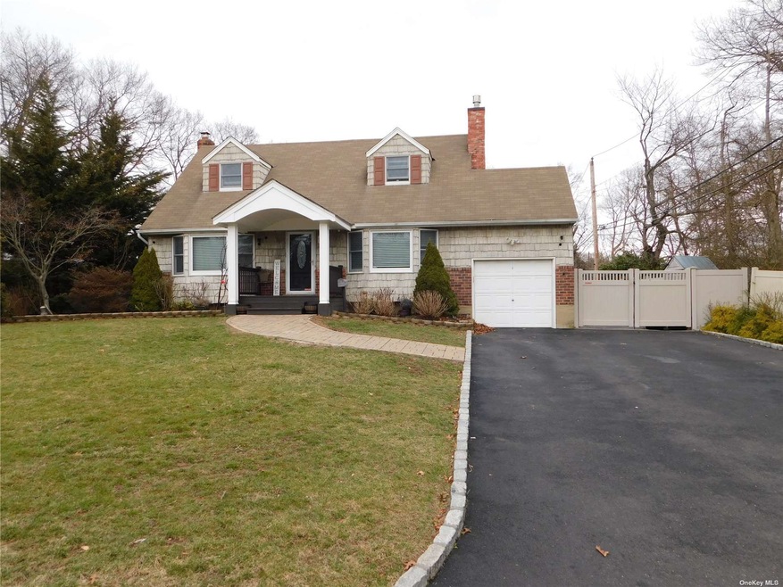 39 Gehrig St, ComMacK, NY 11725 - photo 1