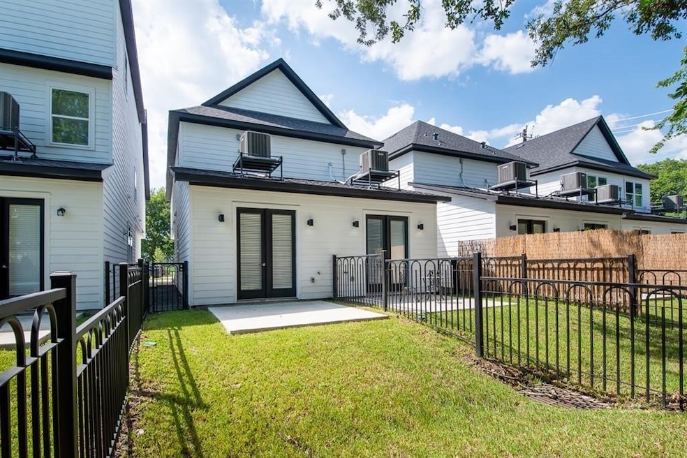 5115 Briscoe St unit A/B, Houston, TX 77033 - photo 1