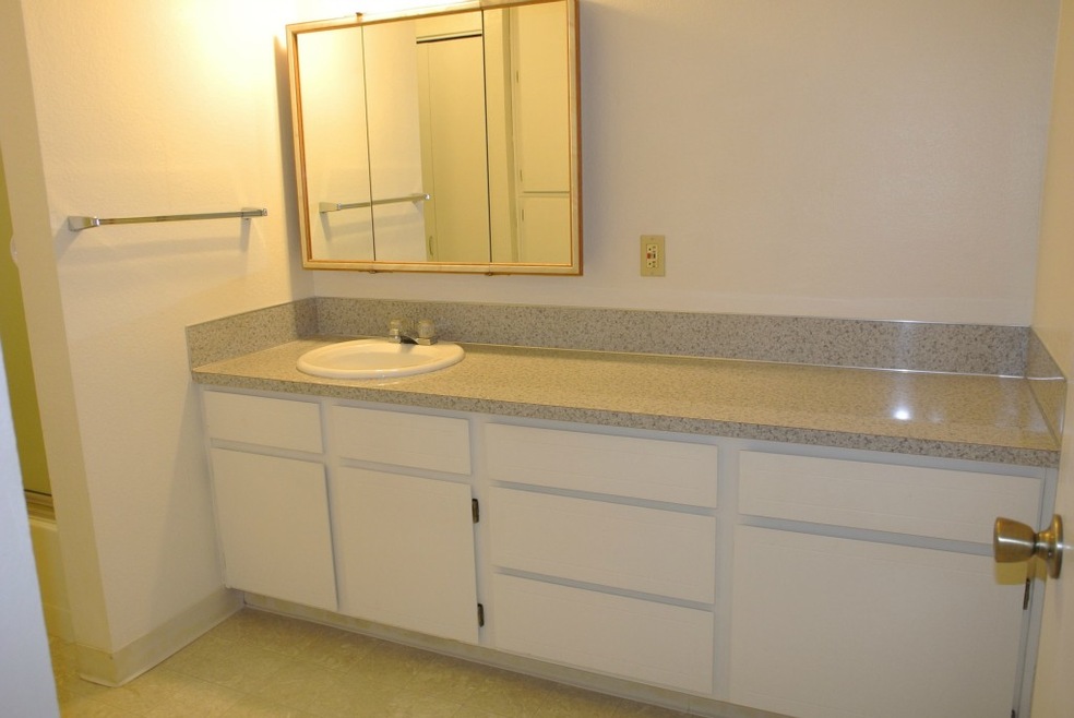 2005 Tibbetts Dr unit 207, Longview, WA 98632 - photo 1