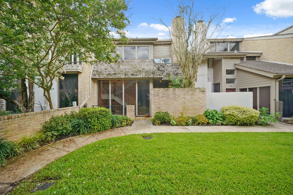 12625 Memorial Dr unit 11, Houston, TX 77024 - photo 1