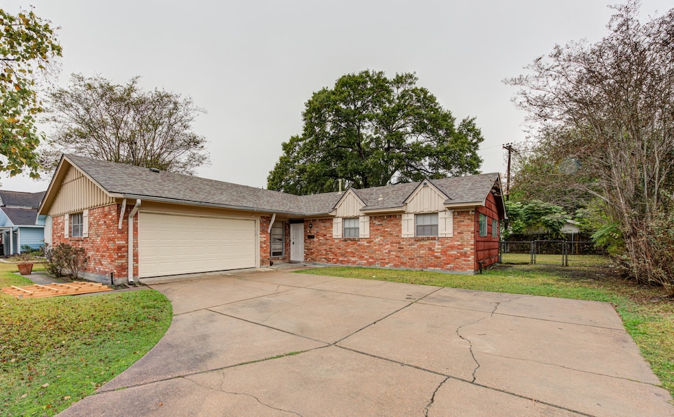 7130 Carvel Ln, Houston, TX 77074 - photo 1