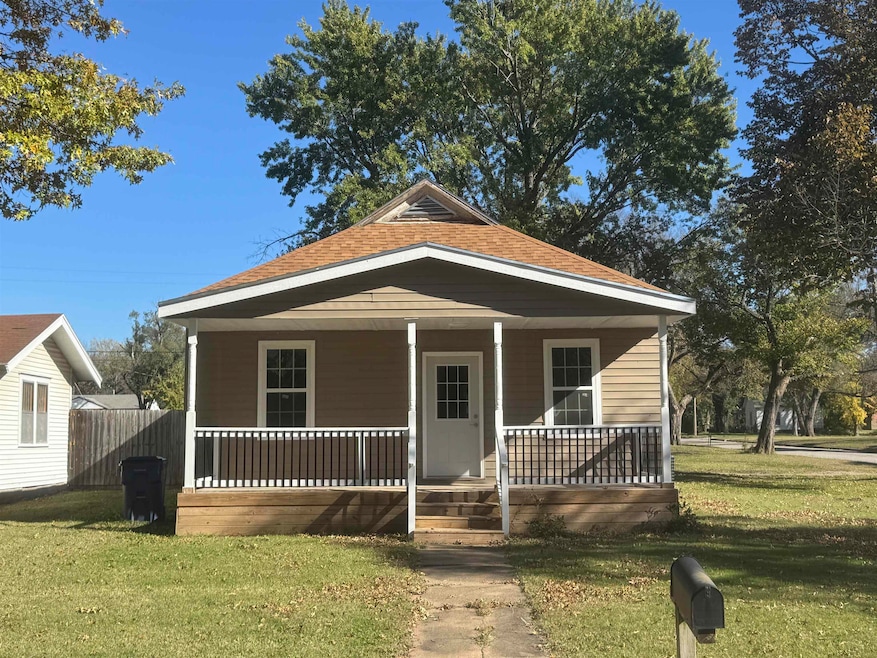 402 N Sycamore St, Eureka, KS 67045 - photo 1