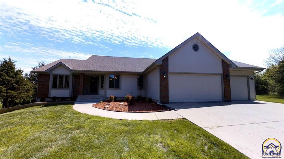 7821 SW Hiawatha Dr, Topeka, KS 66615 - photo 1