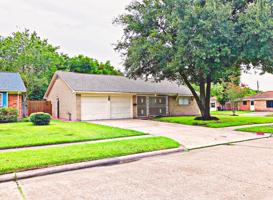 1026 Helms Rd, Houston, TX 77088 - photo 1