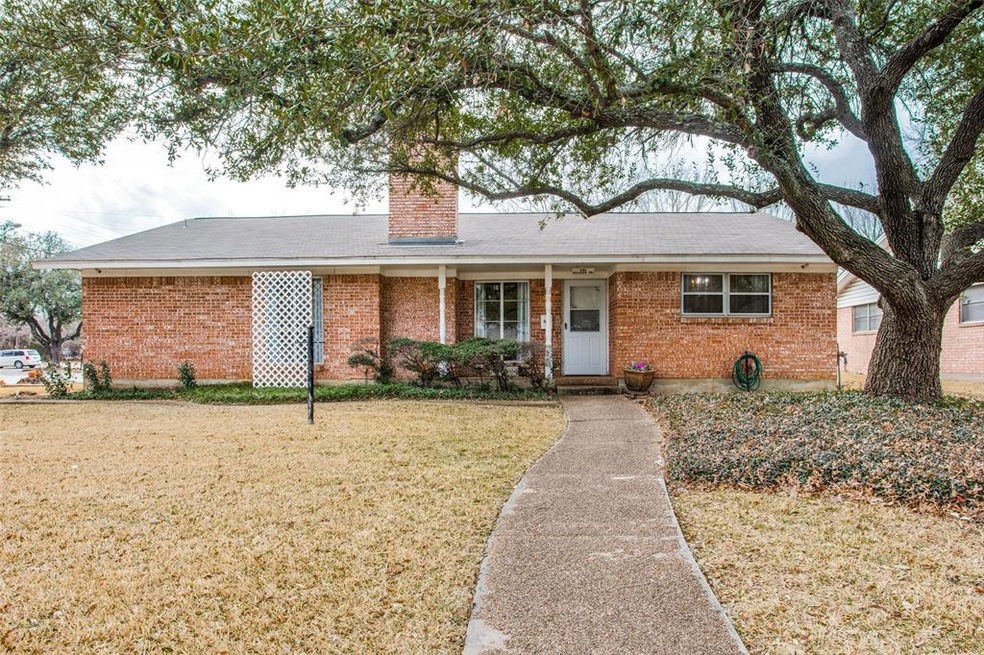 1101 Hillside Dr, Gainesville, TX 76240 - photo 1