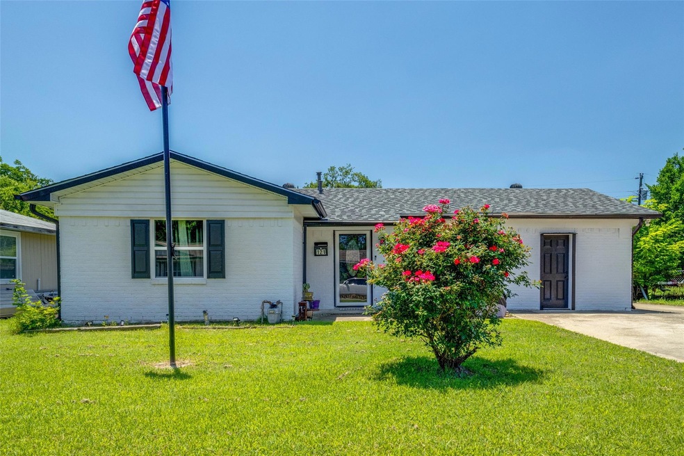 121 Leslie St, Bonham, TX 75418 - photo 1