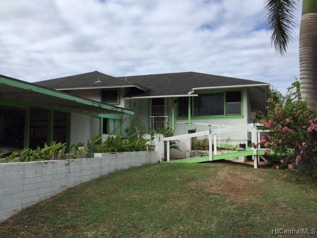 Front of property with view of front entry and whe