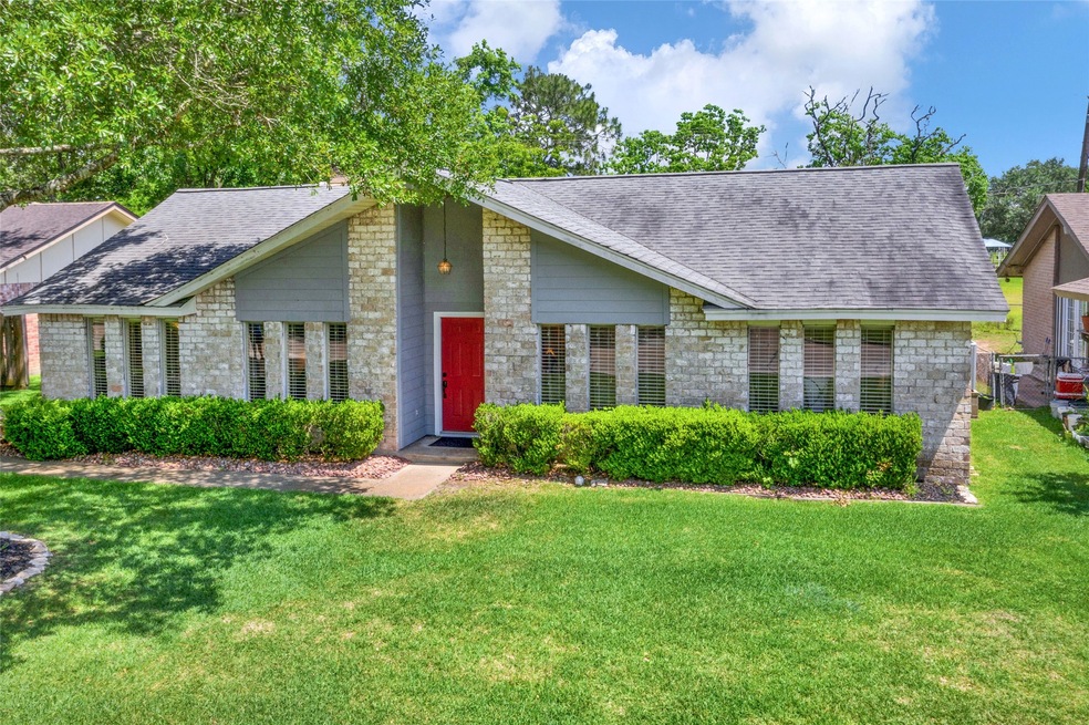 4103 Ravine Dr, Friendswood, TX 77546 - photo 1