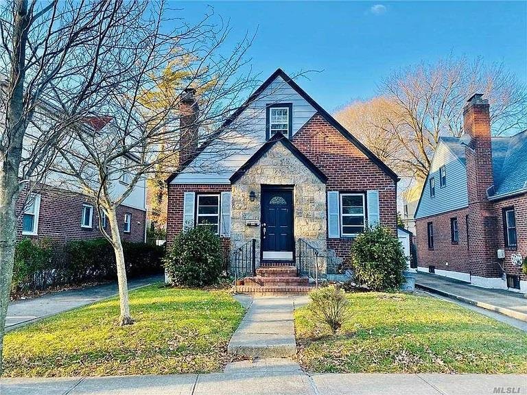 187-15 Aberdeen Rd unit 1st Floor, Jamaica, NY 11432 - photo 1