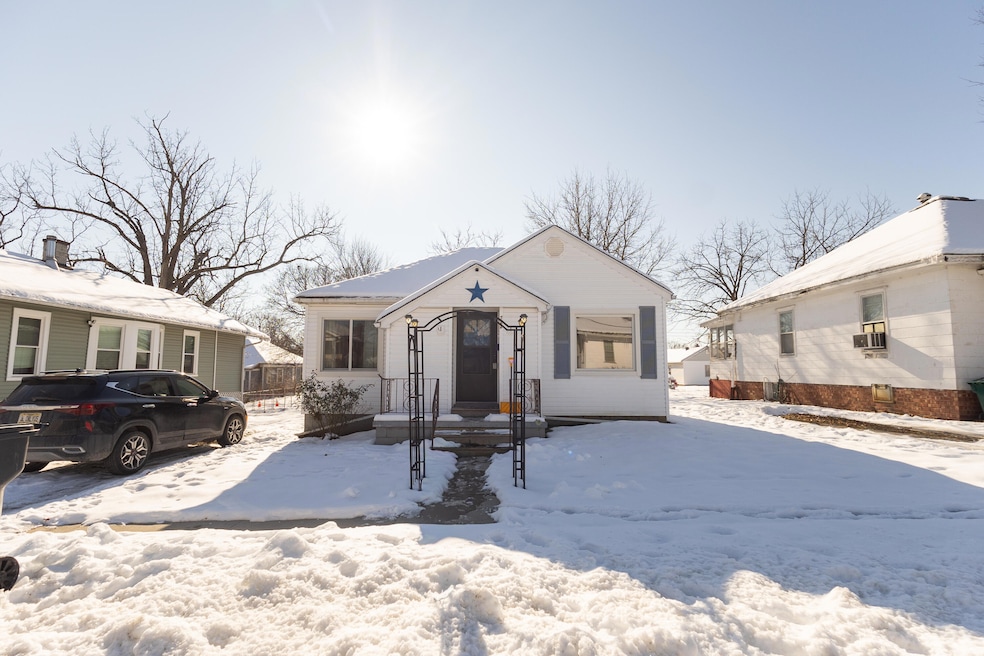 722 Vincil St, Moberly, MO 65270 - photo 1