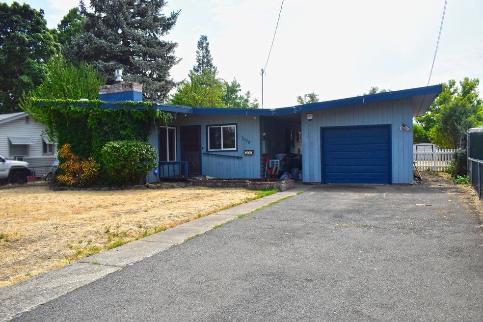 1020 Oak St, Central Point, OR 97502 - photo 1