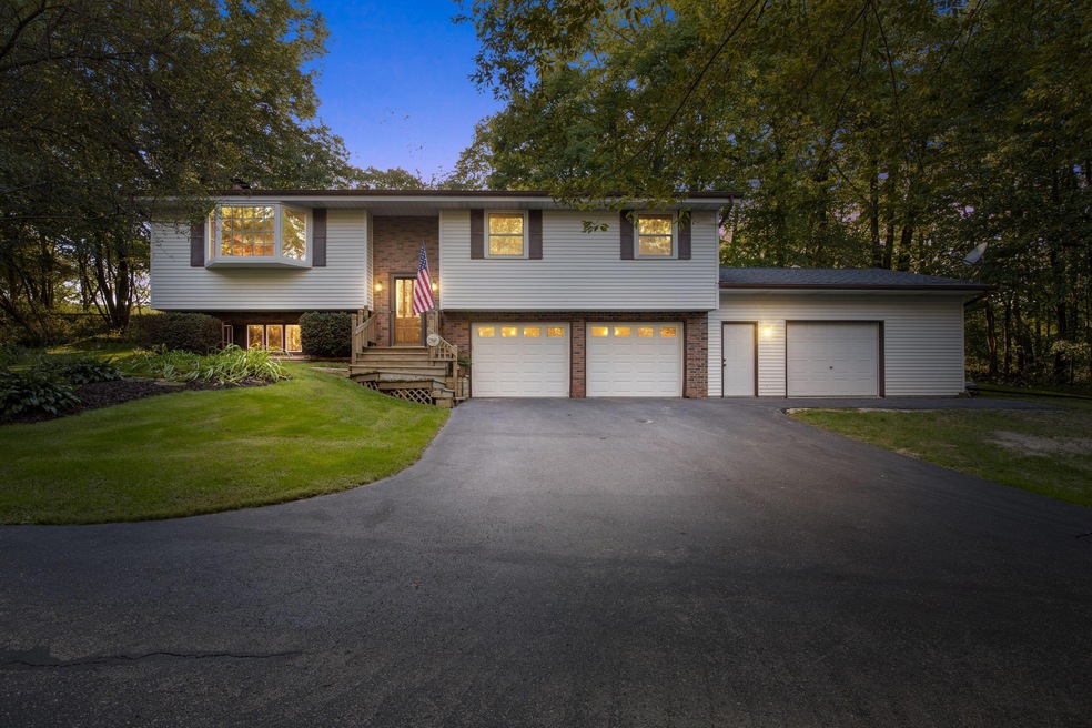 7447 Glacier Dr, West Bend, WI 53090 - photo 1