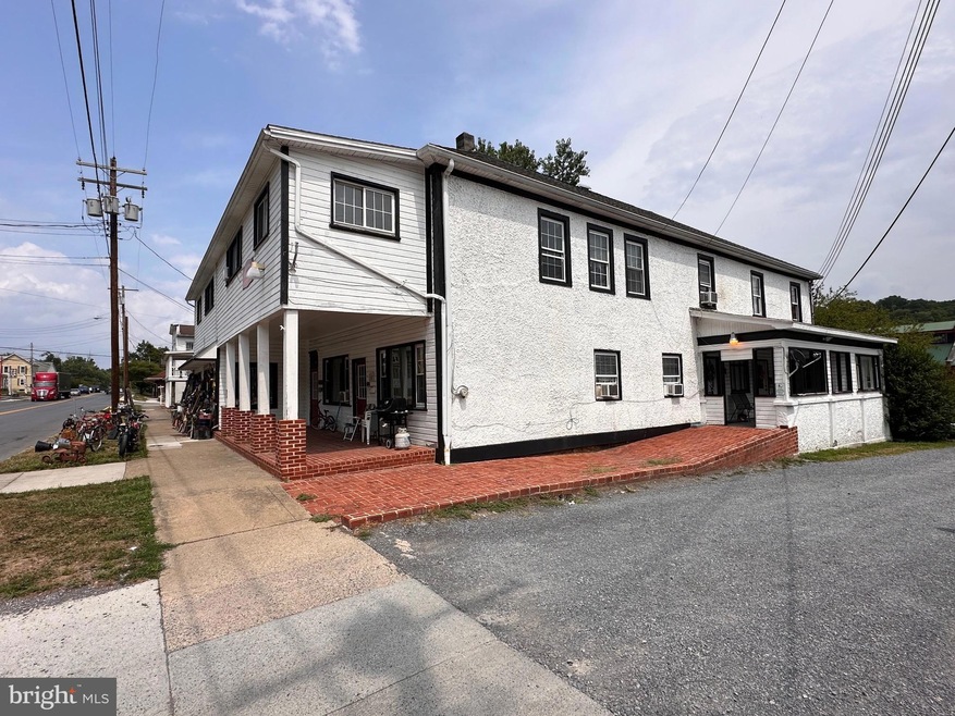 292 N Washington St unit 202, Berkeley Springs, WV 25411 - photo 1