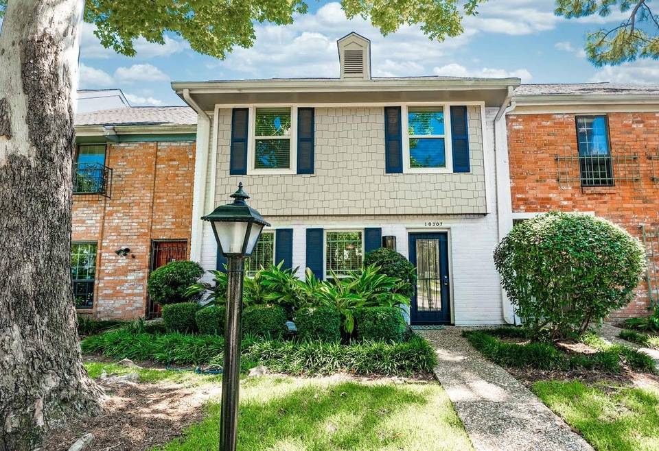 10307 Briar Forest Dr unit 34, Houston, TX 77042 - photo 1