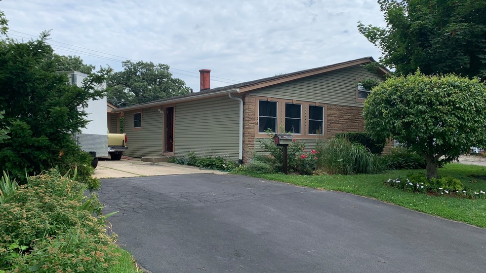 1263 Navajo Dr, Carpentersville, IL 60110 - photo 1