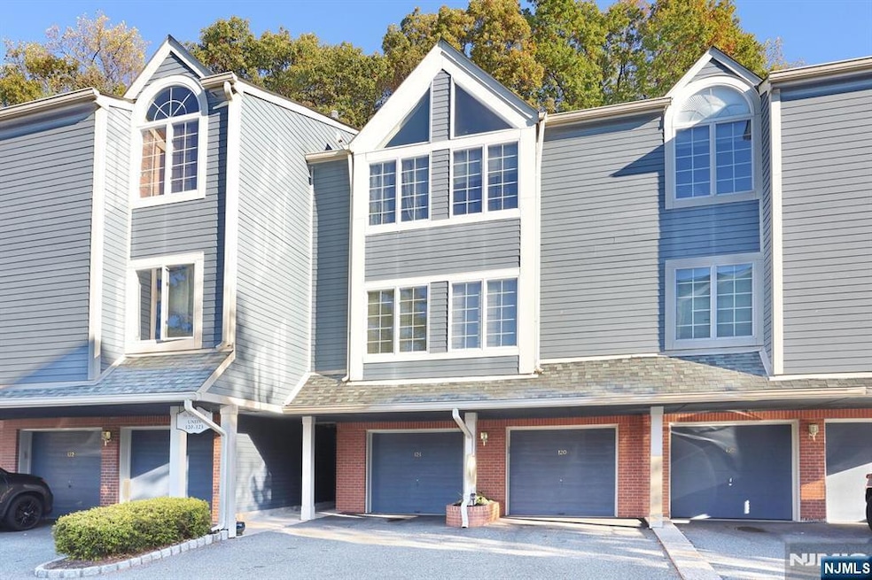 Pending $549,000 • Co-Listing Agent