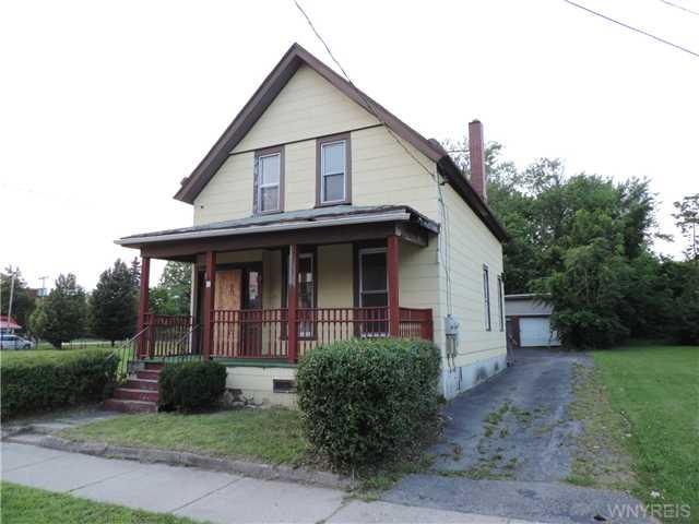 Exterior Front. The lot is 33  x 270 . Yup, 270  a