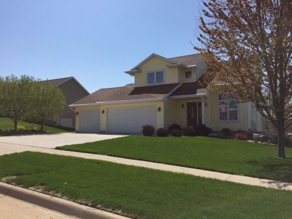 2717 Glen Oaks Dr, Cedar Falls, IA 50613 - photo 1