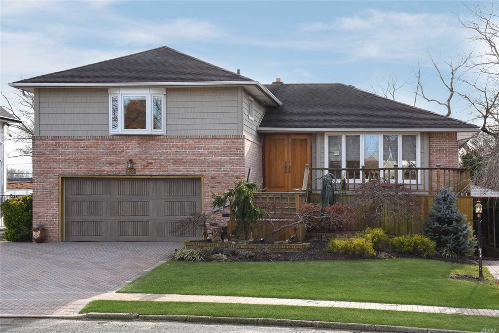 1055 Lawrence Ct, Valley Stream, NY 11581 - photo 1