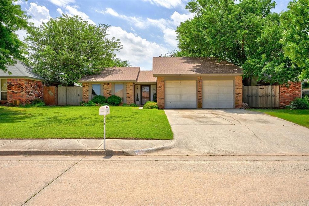 Ranch-style house featuring a garage and a front l