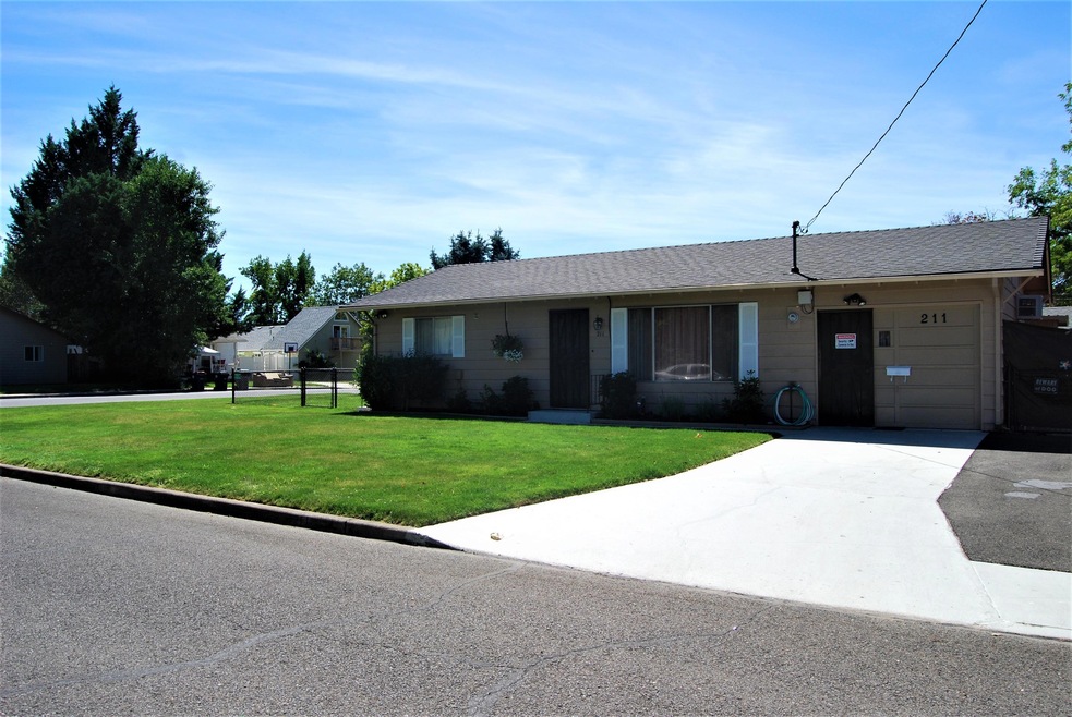 211 N 5th St, Central Point, OR 97502 - photo 1