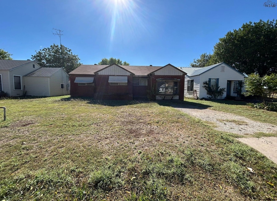 608 W Churchill Ave, Electra, TX 76360 - photo 1