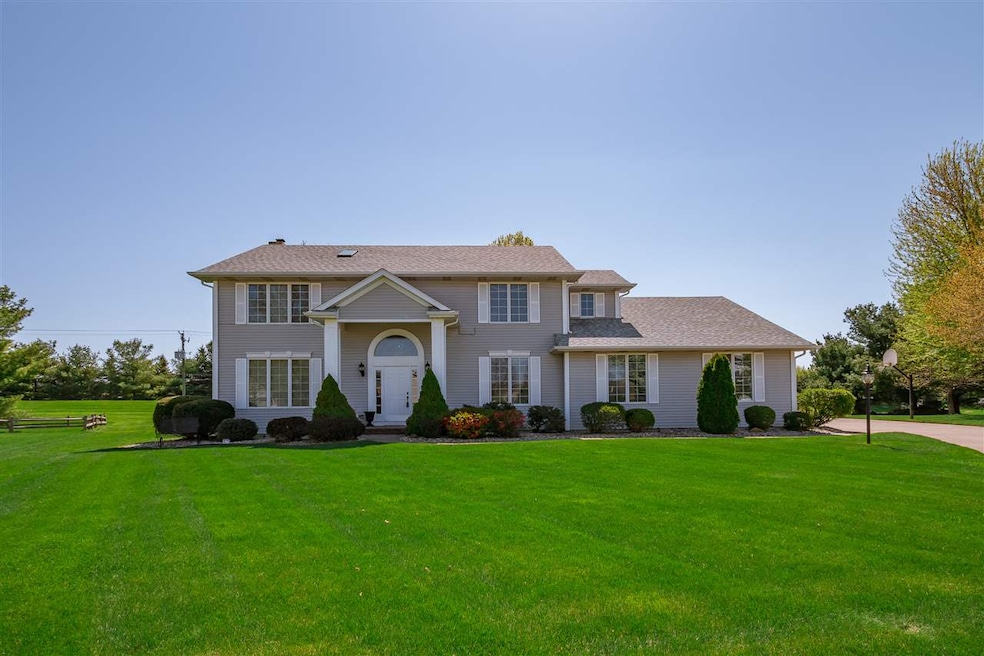 Desirable cul de sac setting, Roof new in 2014.