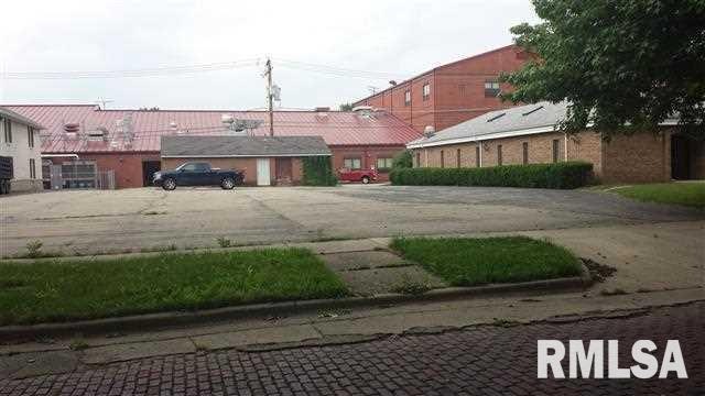 317 Pekin St, Lincoln, IL 62656 - photo 1