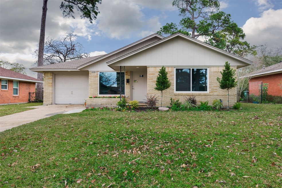 1226 W 30th St, Houston, TX 77018 - photo 1