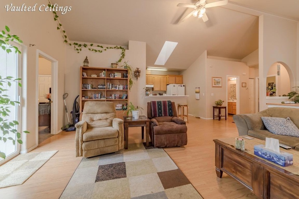 563 Mountain View Dr, Central Point, OR 97502 - photo 1