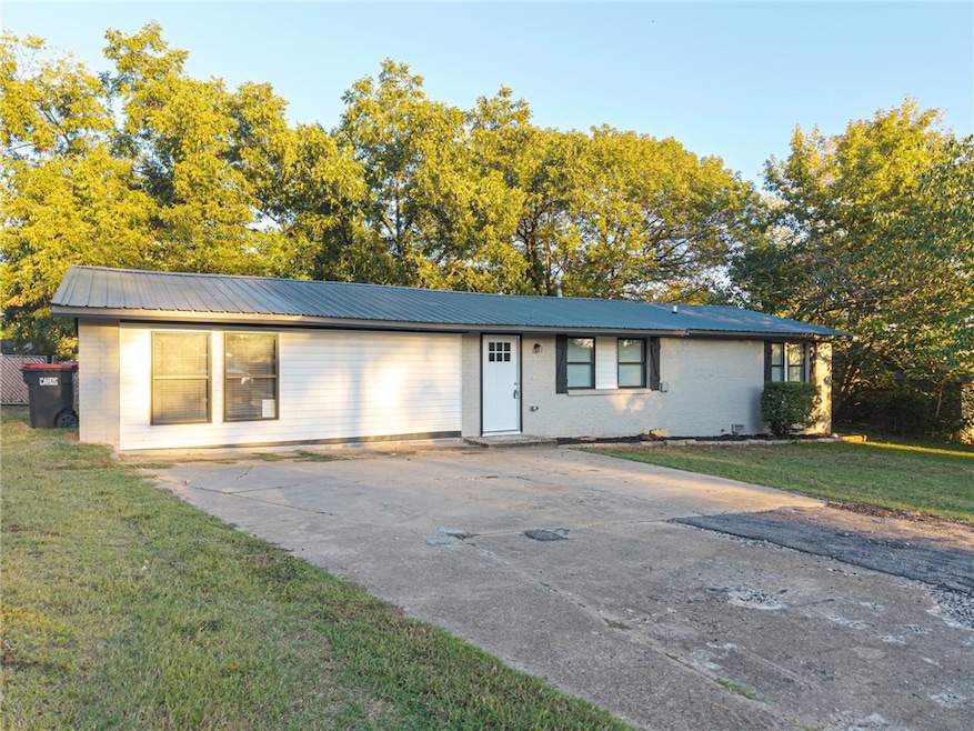 1108 9th St, Barling, AR 72923 - photo 1