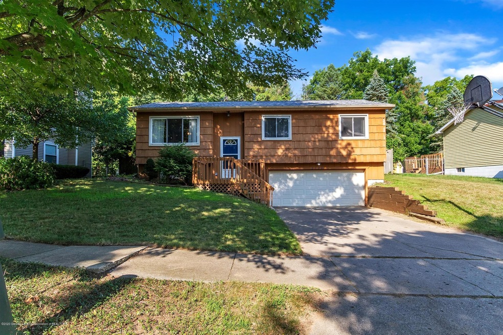 2722 Aurora Dr, Lansing, MI 48910 - photo 1