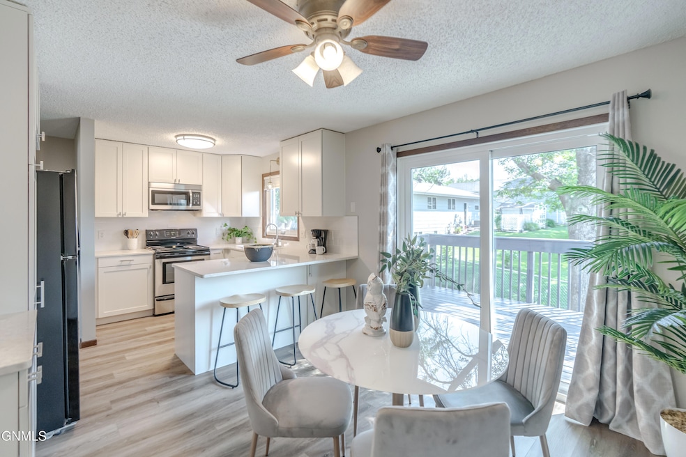 3005 Ontario Ln, Bismarck, ND 58503 - photo 1